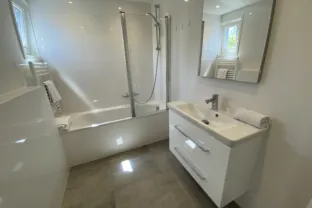 Villa mer spaanse galeien 111 badkamer boven wastafel